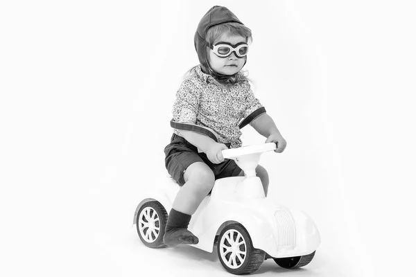 Fahrer oder Pilot eines kleinen Jungen isoliert auf weiß — Stockfoto