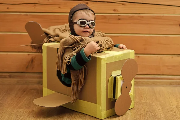 Cardboard planet, barndom, liten pojke pilot. — Stockfoto