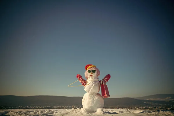 Nuevo año muñeco de nieve de nieve blanca con bolsa de compras . — Foto de Stock