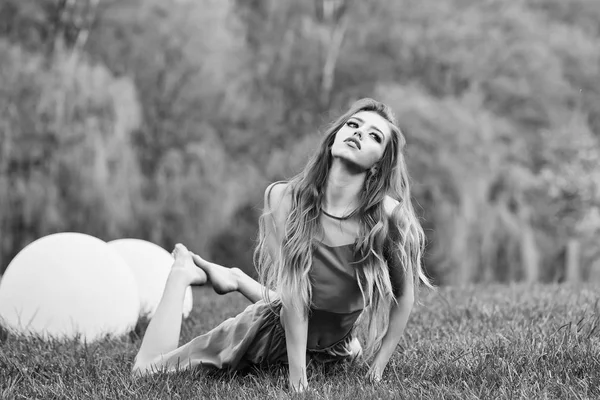 Girl lying on grass — Stock Photo, Image