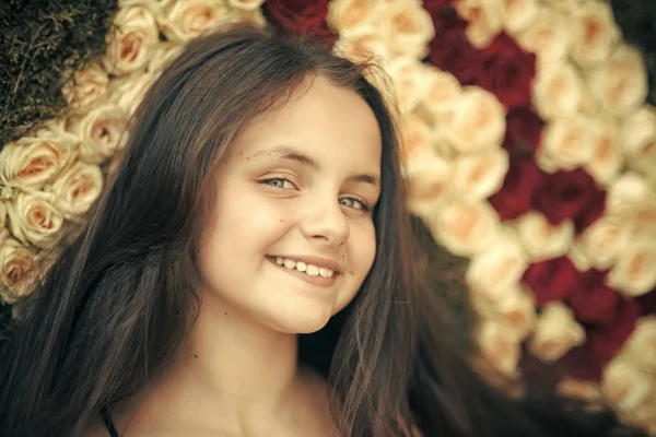 Chica sonrisa con rosas de colores, belleza —  Fotos de Stock