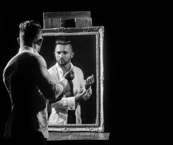 seksi atlet cesedin yanında vintage ayna ile kas maço adam