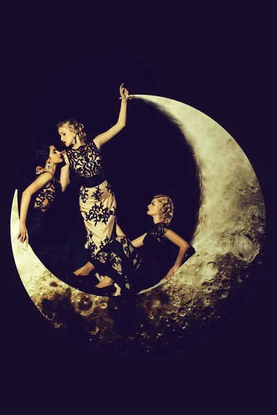 Frau im Kleid auf dem Mond — Stockfoto