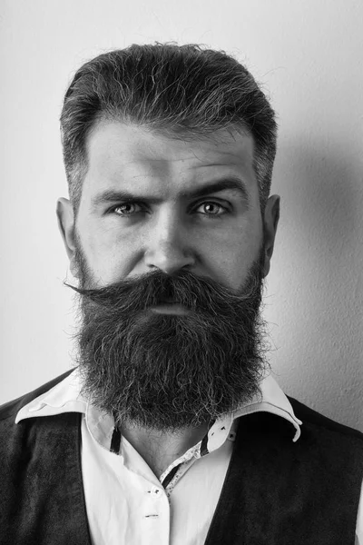 Bärtiger Mann, brutaler kaukasischer Hipster mit ernstem Gesicht — Stockfoto