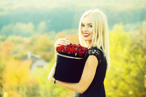 Красива дівчина з квітами в коробці — стокове фото