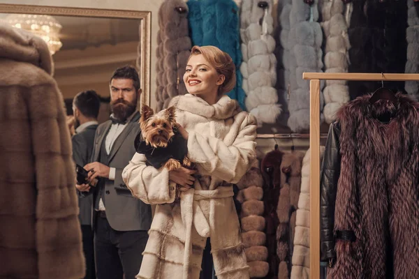 Kadın kürk paltolu adam, alışveriş, satıcı ve müşteri ile.