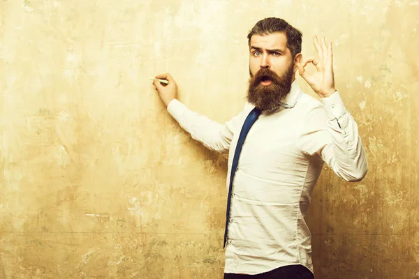 Бородатий чоловік з бородою на здивованому обличчі пише з крейдою — стокове фото