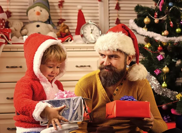 Natal criança feliz e pai com caixa de presente . — Fotografia de Stock