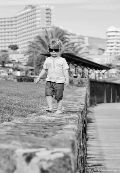 Carino ragazzo alla moda bambino in occhiali da sole — Foto Stock