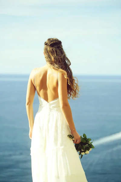 Menina bonita ou noiva bonita no mar azul — Fotografia de Stock