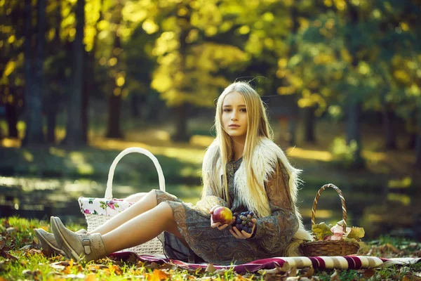 Hübsches Mädchen beim Picknick — Stockfoto