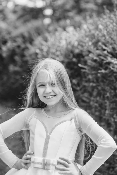 Niña pequeña en vestido blanco al aire libre —  Fotos de Stock