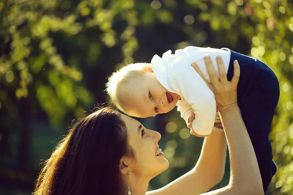 Feliz lindo bebé niño y madre divirtiéndose —  Fotos de Stock