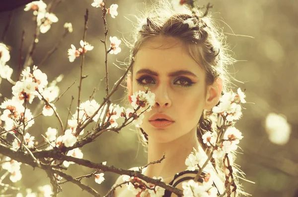 Mädchen in weißer Kirsche oder Aprikose Frühlingsblume blühen — Stockfoto