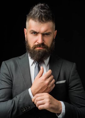 Terzi dükkanı. Adam modaya uygun. İş adamıyım. Buluşma elbisesi. Koyu gri takım elbiseli bir iş adamı. Klasik takım elbiseli, gömlek ve kravatlı adam..