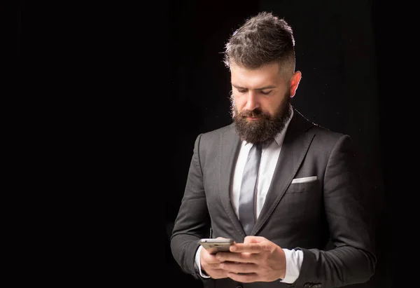 Κορυφαίος μάνατζερ, με αυτοπεποίθηση. Επιχειρηματίας με σκούρο γκρι κουστούμι. Άντρας με κλασικό κουστούμι, πουκάμισο και γραβάτα. — Φωτογραφία Αρχείου