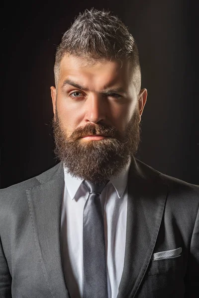 Businessman in dark grey suit on black background isolated. Man in classic suit, shirt and tie. — Stock Photo, Image