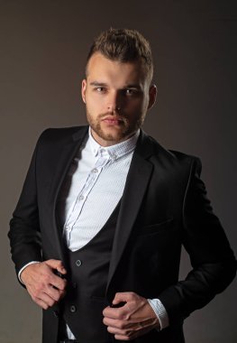 Metroseksüel. Modern insan takım elbise moda. Klasik takım elbiseli adam. Yakışıklı ciddi erkek modelportresi. Hırs ve bireysellik, başarılı.