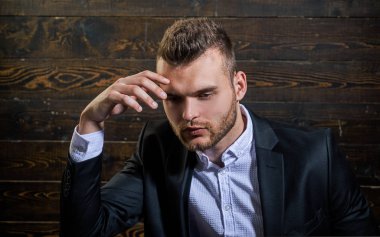 Yakışıklı ciddi erkek modelportresi. Hırs ve bireysellik, başarılı. İşadamı iş yerinde.