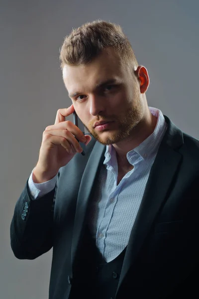 Affärsman i arbete med telefon mobil. Lyx klassiska kostymer, Vogue. Man kostym mode. Mötes telefon. — Stockfoto