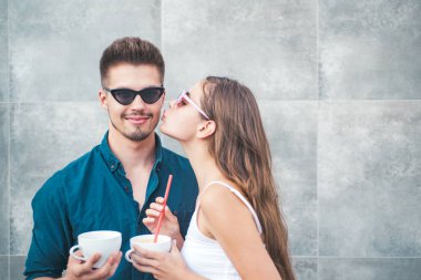 Öpücük yapacak başka ne var ki. Kız ve erkek arkadaşı espresso birlikte içelim. İki kadın ve erkekle kahve fincanı. Çift aşk açık kahve iç. En iyi kahve Tarih zevk
