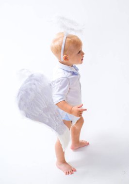 Mucize bekliyor. Şirin Sevgililer aşk tanrısı ya da melek yüzlü bebeğim. Bebek melek. Sevimli küçük melek çocuk. Melek kanatları ve halo bir küçük çocuk. Noel meleği. Noel partisi kutlama