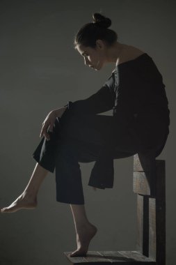 iflas ve kriz. ölmek daha iyi. Güzellik ve moda. Kadın trendy bakışla. Yalnızlık. Modern kız, oneliness. Çok üzgün. Yalnız ve depresyonda hissediyor. sandalye üzerinde üzgün kadın