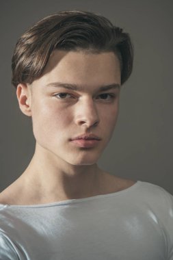 Gizem göz moda adam. Güzellik ve moda. Trendy bir görünüm olan adam. Saç stili ve cilt bakımı. Modern erkek. Moda arıyorsunuz. kendini gurur duyuyorum. mükemmel sağlıklı deri olan adam. Erkek yüz tıraş