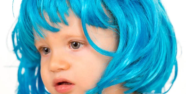 Güzellik Saç modeli cosplay parti için bak. Küçük çocuk giyim mavi peruk saç. Süslü peruk saç modeli küçük çocuk. Moda peruk sevimli küçük çocuk. Şirin bebek uzun mavi saçlı. Benim saç değiştirme seviyorum — Stok fotoğraf