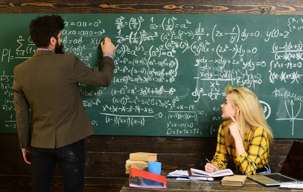 Hacer tiempo para divertirse permite a los estudiantes estudiar mejor. Estudiantes sentados juntos en la mesa. Estudiante seguro de estudiar para el examen en el escritorio con el ordenador portátil leyendo un libro . —  Fotos de Stock