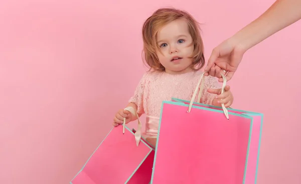 Regalo de Navidad. Gracias por su compra. gran venta en el centro comercial. Feliz cumpleaños. Fiesta de año nuevo. niña pequeña con paquete de regalo. feliz infancia de niña. De compras para niños. bolsas de compras —  Fotos de Stock