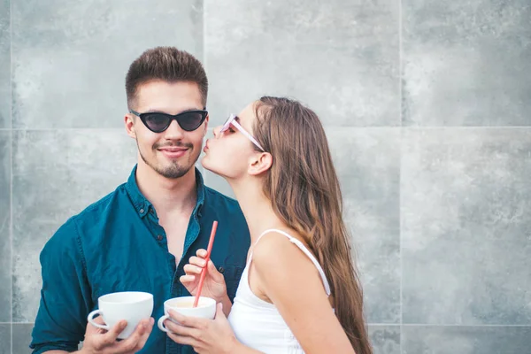 Co jeszcze ma zrobić niż pocałunek. Dziewczyna i chłopak mają ze sobą napojów espresso. Para kobieta i mężczyzna z filiżanki kawy. Para w miłości kawę odkryty. Cieszyć się Najlepsza Kawa Data — Zdjęcie stockowe