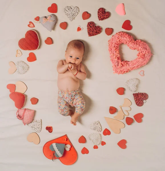 Vivete innamorati. Famiglia. Assistenza all'infanzia. Ragazzina tra i cuori rossi. Dolce piccolina. Nuova vita e nascita. Con amore. Ritratto di bambino felice. Felicità infantile.San Valentino — Foto Stock