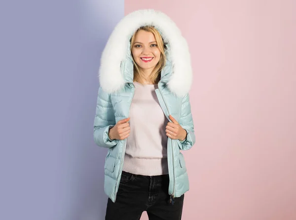 Inslagning upp varm i mysiga kläder. Sexig kvinna slitage varm vinterpäls. Vacker kvinna i fashionabla puffer. Modell i luva med päls. Vintern modetrender. Designad med kallt väder i åtanke — Stockfoto