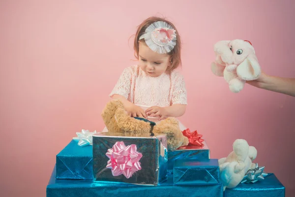 Infância feliz de menina. Miúdo às compras. Um presente de Natal. Obrigado pela sua compra. Feliz aniversário. Festa de Ano Novo. grande venda no shopping center. criança menina pequena com caixa de presente. Isto é para ti. — Fotografia de Stock