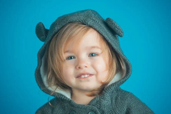 Criança menina sorrindo. Rapariga atrevida. pequena menina feliz. outono e primavera criança moda. infância e felicidade. a divertir-se. Pequeno tesouro. pijama de traje engraçado — Fotografia de Stock