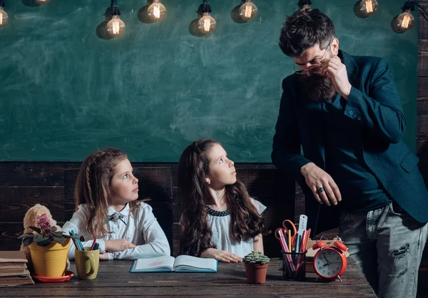 Özenli temel okulda sınıfta Matematik ödevini yapıyor. Özenli öğrenciler bir şey onların Not pads, masaları sınıfta otururken yazıyor. Okula dönüş.