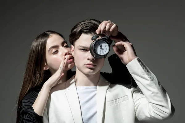 Relaciones de amistad. Bonos familiares. Pareja de moda enamorada. Estilo de pelo y cuidado de la piel. Belleza y moda. Hombre y mujer. disfrutando la rutina matutina. Es hora, querida. pareja joven con reloj — Foto de Stock