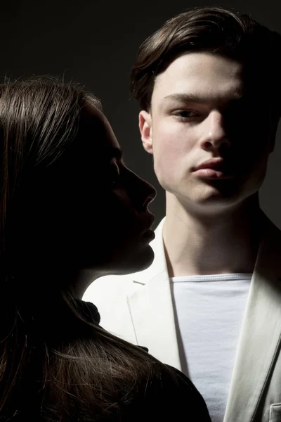 Prioridades de relación. Relaciones de amistad. Bonos familiares. Pareja de moda enamorada. Estilo de pelo y cuidado de la piel. Belleza y moda. Hombre y mujer. pareja. Lengua de amor — Foto de Stock