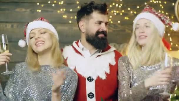 İki kız ve sakallı adam portresini hangi şampanya içmek ve dans etmek, yeni yıl toplantı. Yeni yıl partisi. Yeni yıl ruh hali. Yeni yıl ve Noel kutluyor kavramı. — Stok video