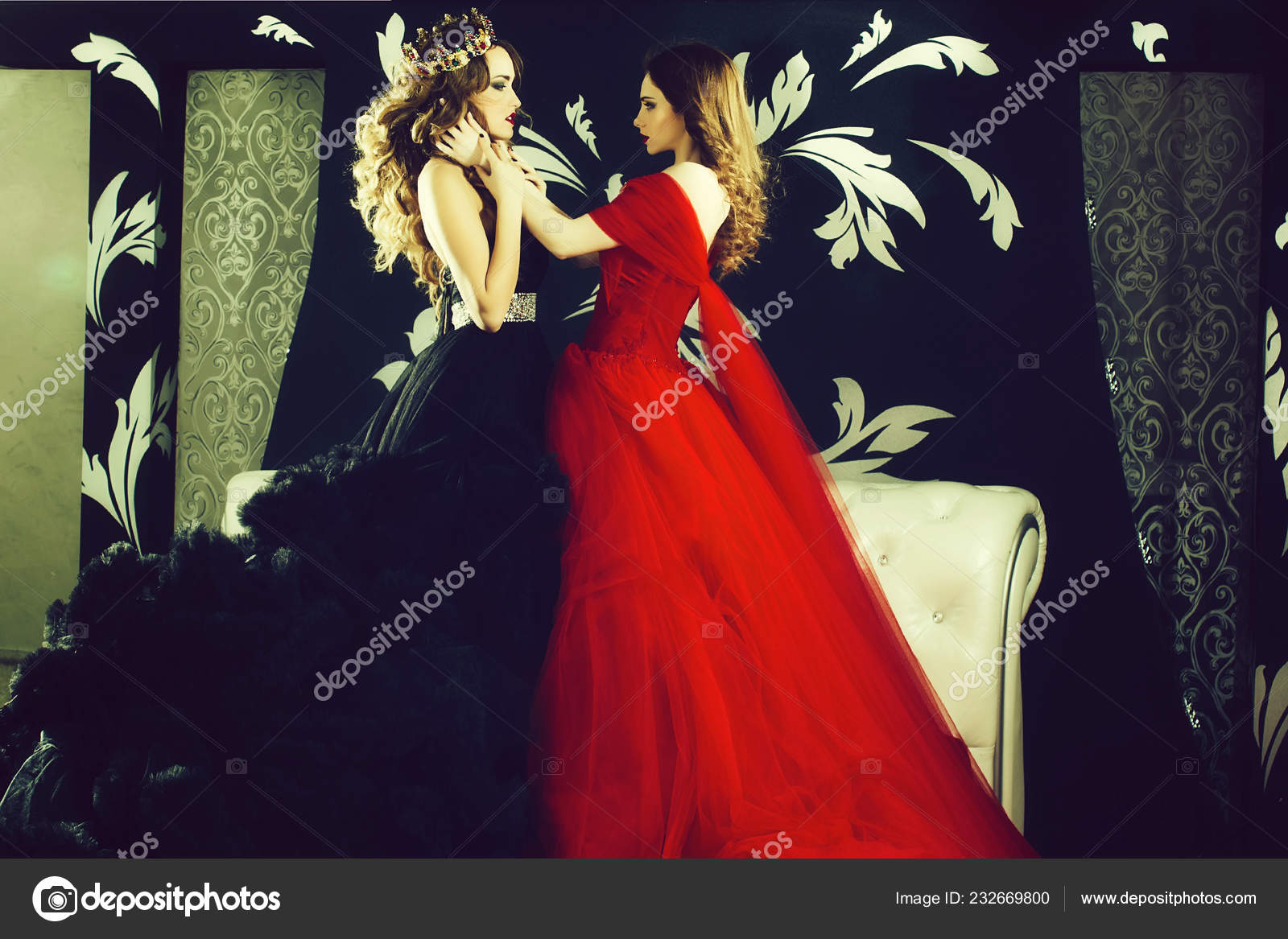 Mujeres bonitas en vestidos elegantes: fotografía de stock ©   #232669800 | Depositphotos