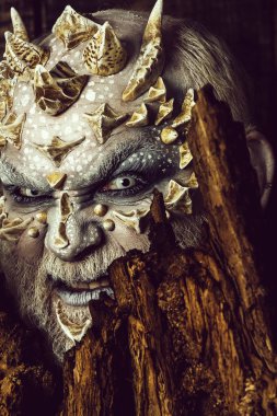 Kafasına boynuzlarıyla kötü cin