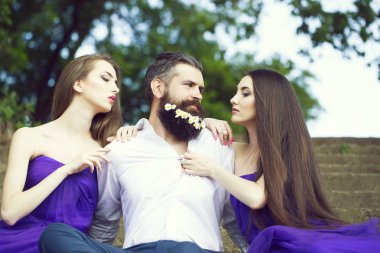 sakallı adam ve kadın merdivenlerde