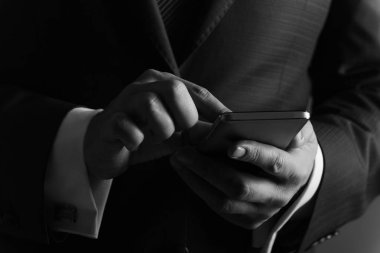 cep telefonu veya smartphone ile el kullanan adam