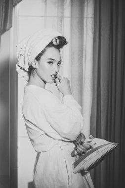 Seksi Bayan düşünceli yüz tutan demir.