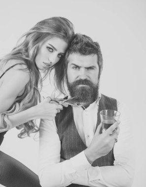 Kadın jiletle, tarak kesilmiş saç adamın.