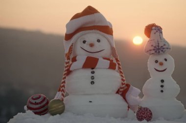 Kardan adam giyim üzerinde dağ manzarası