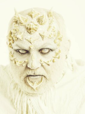 Sürüngen adam kör gözler ve dikenli deri sakal