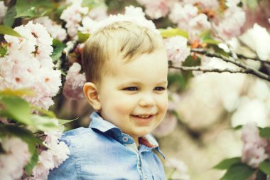 Şirin bebek çocuk arasında pembe çiçek çiçekler