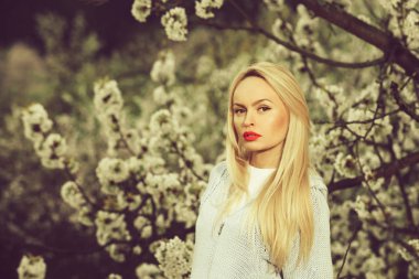 bahar çiçekleri ve kadın ile Bahçe